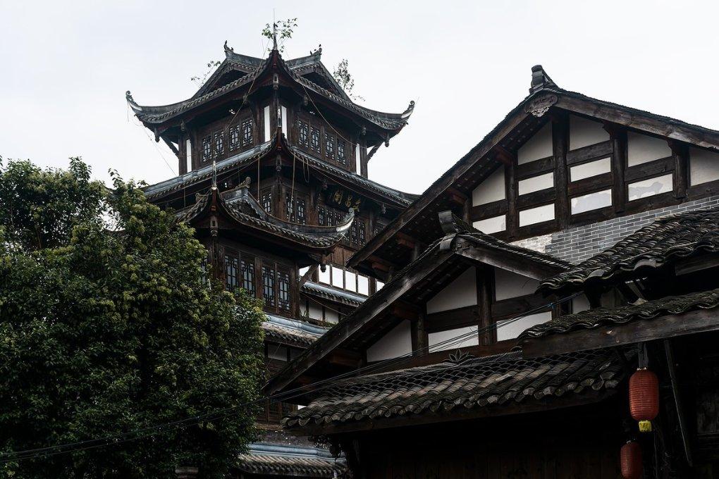 8岁男孩在家抢着掰玉米烧火，该怎样教育孩子才能让孩子学会心疼父母呢？